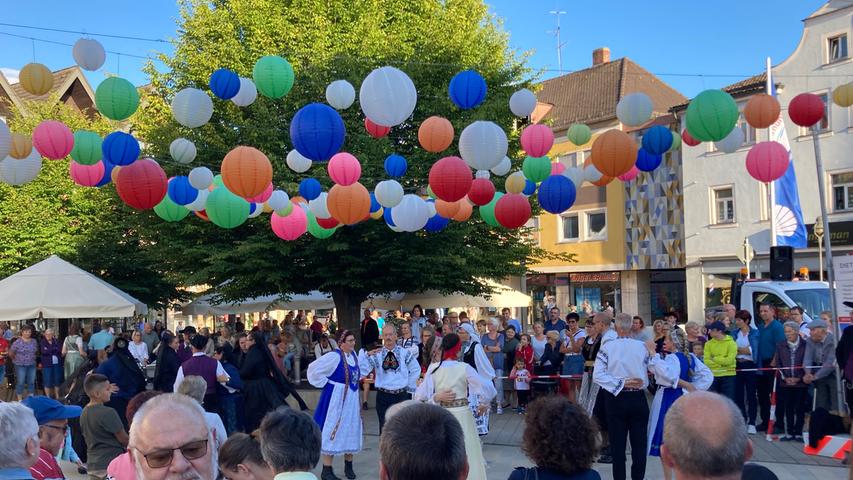 Wie immer sorgen die siebenbürgischen Sachsen mit ihren Volkstänzen in Tracht für beste Stimmung auf dem Wallmüllerplatz.
