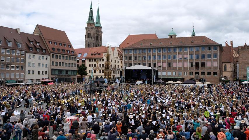 Voller Menschen war der Hauptmarkt am Wochenende in Nürnberg - zum Landesposaunentag kamen rund 2800 Musiker.