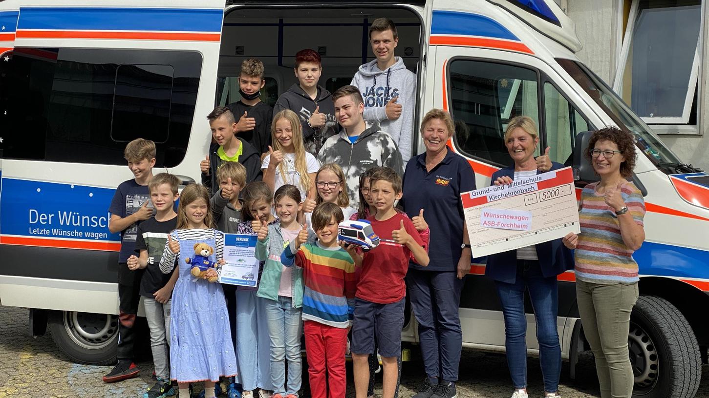 Bei der Übergabe der Spende konnten die Kinder auch einen Blick in den Wünschewagen werfen. 