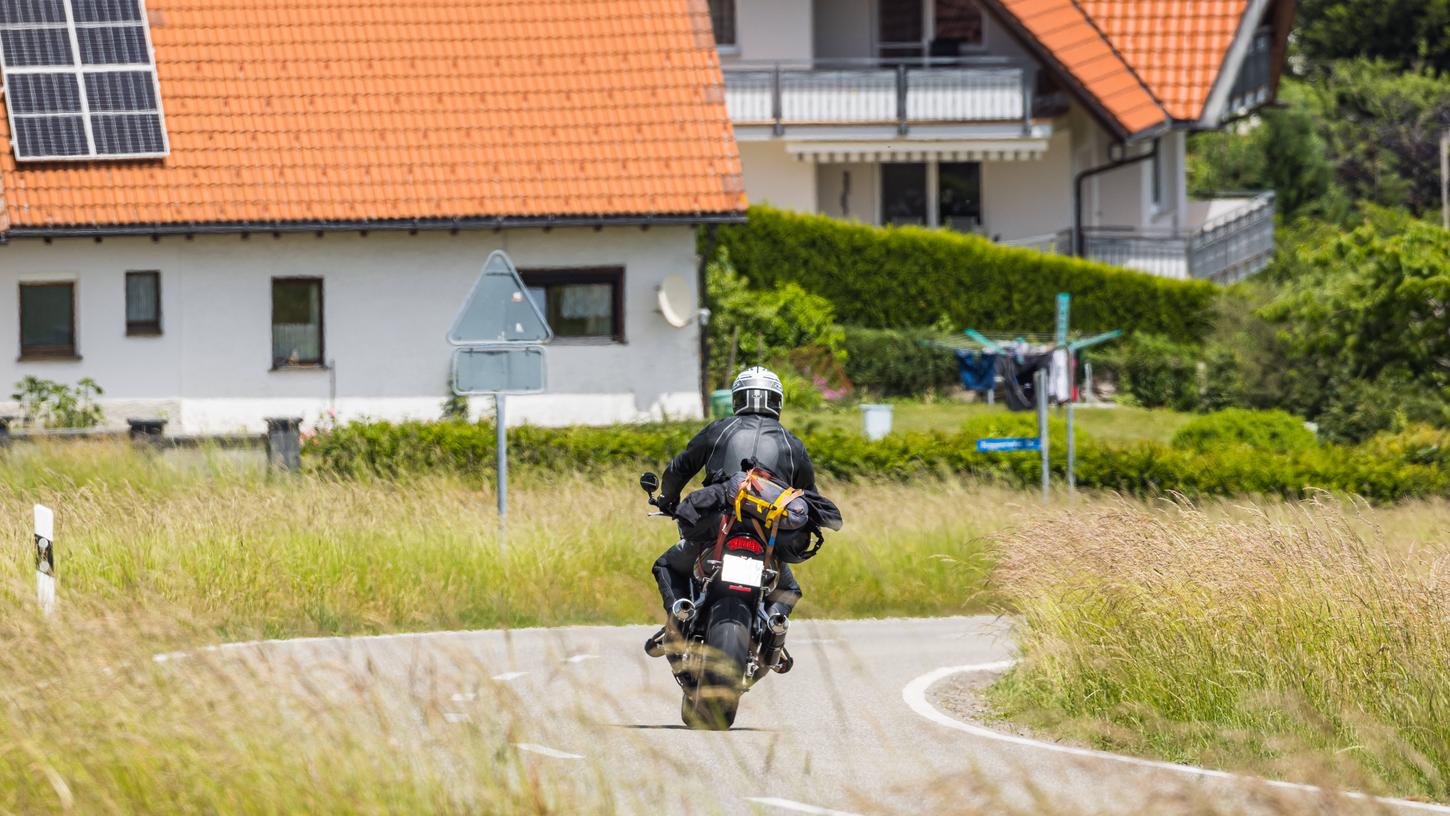 Ein Autofahrer hat bei Uttenreuth einen Biker übersehen. Es kam zum Zusammenstoß. (Symbolbild). Ein Autofahrer hat bei Uttenreuth einen Biker übersehen. Es kam zum Zusammenstoß. (Symbolbild).