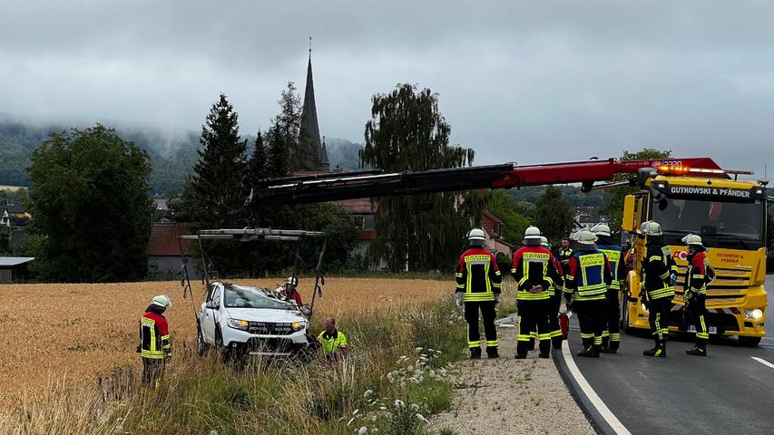 Schwerer Unfall im Kreis Bamberg: Wagen kommt von der Straße ab und überschlägt sich