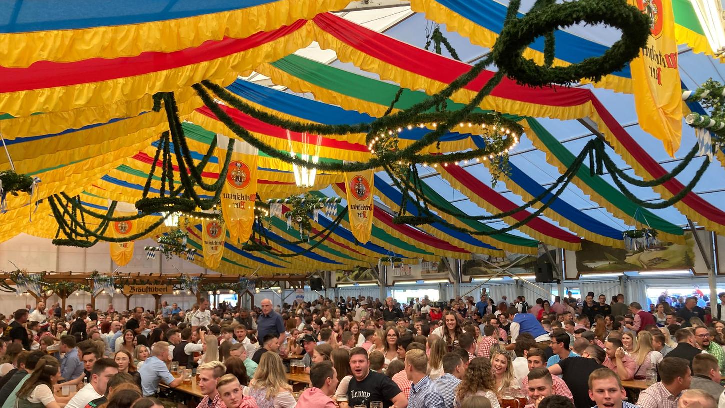 Gut besucht ist das Treuchtlinger Volksfest auf jeden Fall: Das 3000 Personen fassende Bierzelt war am Freitag bereits ab 16 Uhr quasi vollbesetzt, teilt die Polizei mit.