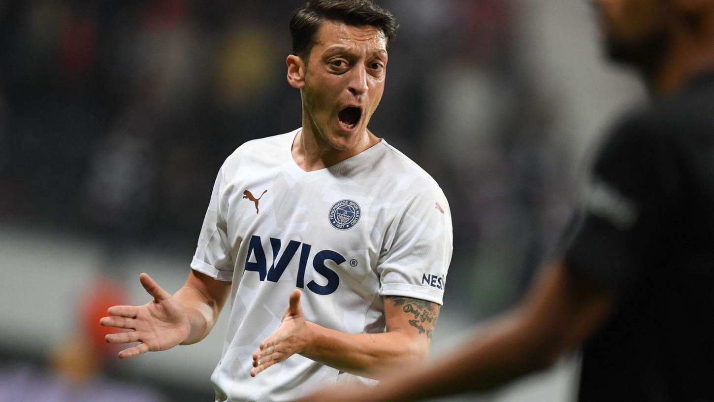 Einmal mehr steht Ex-Nationalspieler Mesut Özil negativ in den Schlagzeilen.