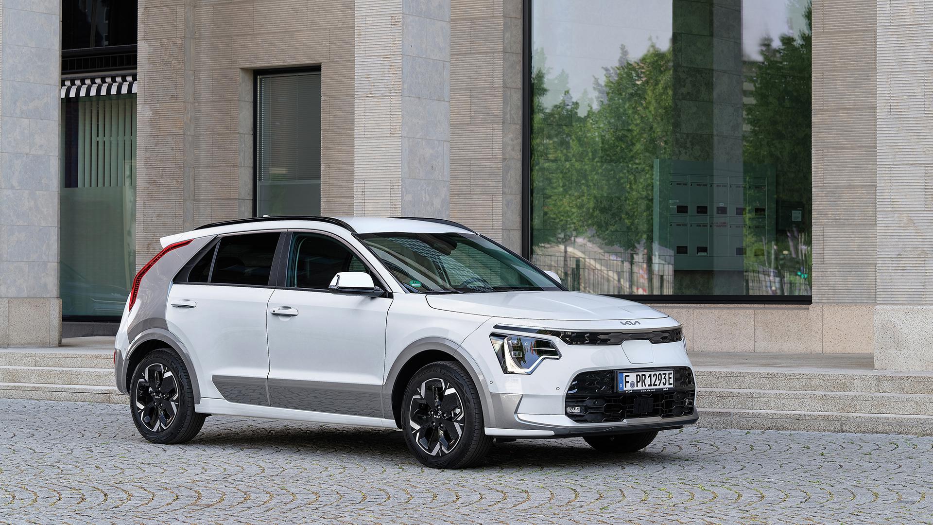 Speziell der vollelektrische EV hält identitätsstiftend die Front geschlossen, an der sich auch der Stromanschluss befindet.