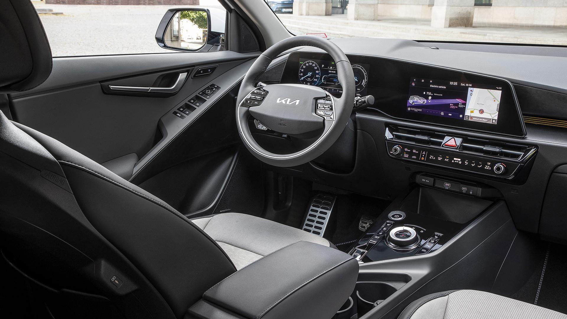 Bei der Cockpitplanung hat der Niro zum Kia EV6 hinübergeschielt, vieles erinnert an den Edel-Stromer, die lichte und moderne Anmutung im Allgemeinen und das schöne, aus zwei Bildschirmen bestehende Panoramadisplay im Besonderen.