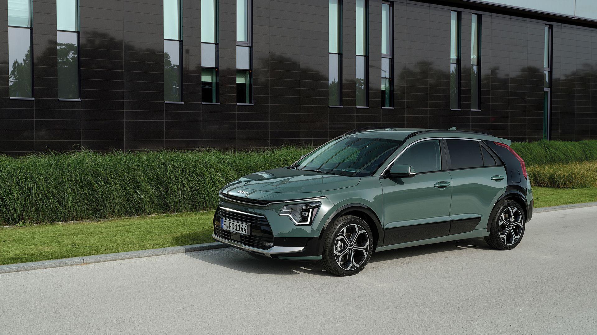Der Vollhybrid-Niro (HEV) wiederum bringt es auf 104 kW/141 PS, hier steuert die E-Maschine 32 kW/44 PS bei.
