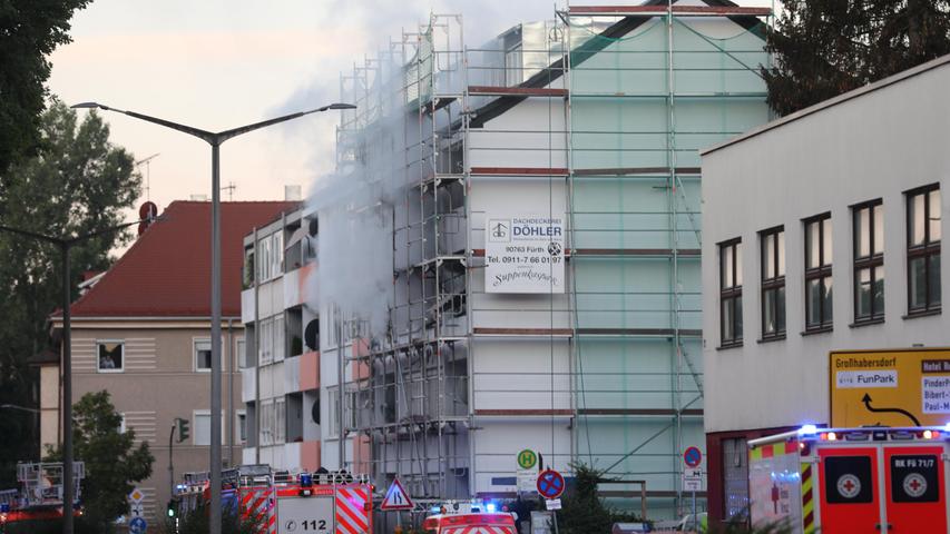 In der Wallensteinstraße in Zirndorf brach in den frühen Morgenstunden ein Feuer in einem Mehrfamilienhaus aus. Gegen 5 Uhr wurde die Feuerwehr alarmiert.