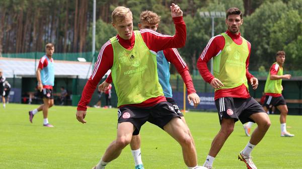 Bei Louis Breunig lief es andersrum. Der nun in Regensburg tätige Ex-Nürnberger streifte sich in der Jugend das Kleeblatt-Trikot über. Diesen Eintrag in seinem Lebenslauf hat der Blondschopf wie auch die unterfränkische Landsmannschaft gemein mit…