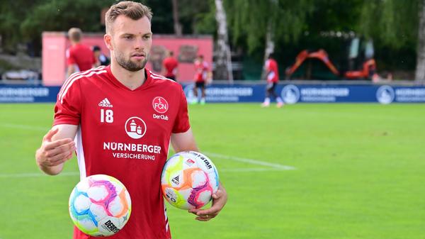 ... der Ex-Nürnberger Manuel Wintzheimer,. In Arnstein geboren und dort wie in Schweinfurt seine ersten fußballerischen Schritte unternehmend, betätigte sich die Offensivkraft von 2010 bis 2013 sportlich für den Nachwuchs der Weiß-Grünen, ehe er als 14-Jähriger auf dem Bayern-Campus, in der Jugend des Branchenprimus, seine Entwicklung vorantrieb. Nach einem Frankenderby-Tor für den Club und einer Leihe zu Eintracht Braunschweig stürmte Manuel Wintzheimer zwischenzeitlich für Arminia Bielefeld, ist von den Ostwestfalen inzwischen aber an Rot-Weiss Essen ausgeliehen.