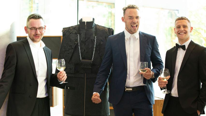 Feierlaune bei Felix Flechtner (links) und seinen Geschäftspartnern. Für seinen Mantel wurde er mit 2000 Euro belohnt.