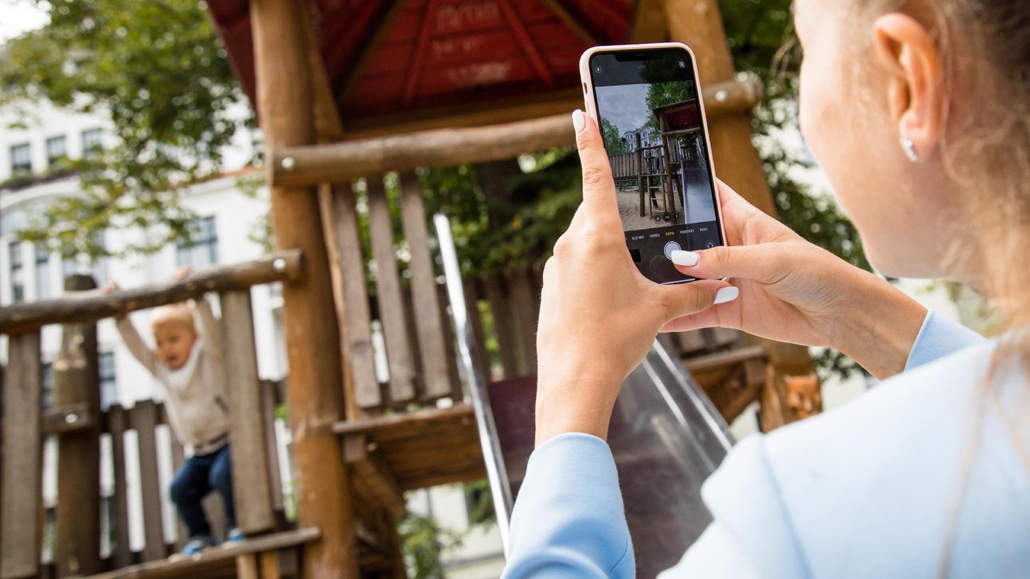 Fotos vom Kind ins Internet stellen - das ist verlockend, muss aber nicht sein.
Fotos vom Kind ins Internet stellen - das ist verlockend, muss aber nicht sein.