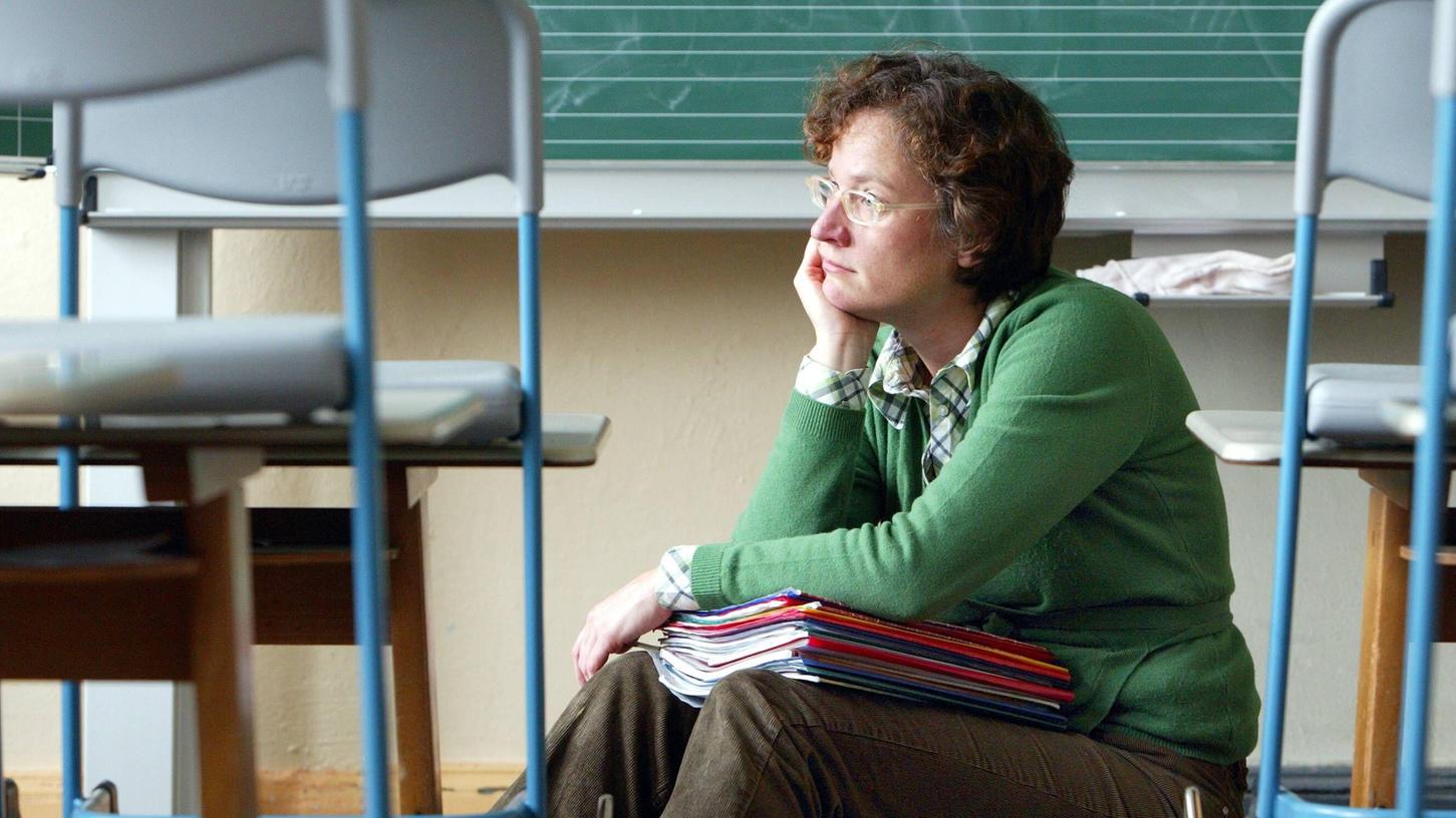 Viele Pädagogen und Pädagoginnen, die ihren Job ernst nehmen, engagieren sich weit über ihr Soll hinaus für die Kinder. Das dürfe die Regierung als Dienstherr nicht ausnutzen, kritisiert der Bayerische Lehrerinnen- und Lehrerverband. 