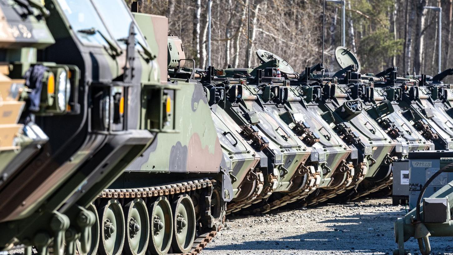Militärfahrzeuge der US-Streitkräfte stehen auf dem Gelände des Truppenübungsplatzes Grafenwöhr. (Symbolbild)