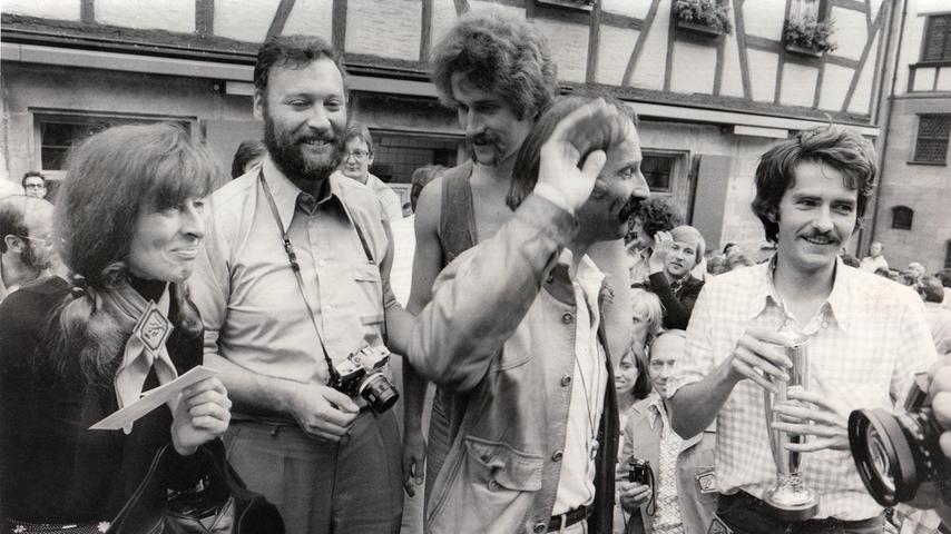 Vom 6. bis 8. August 1976 fand das erste Bardentreffen in Nürnberg statt. Zum Auftakt musizierten die Liedermacher im Handwerkerhof "Alt Nürnberg" und beim Gänsemännchenbrunnen. Dabei spielten unter anderem der niederbayerische Volkssänger Fredl Fesl und der Student Klaus-Gerhard Rau aus Kirchzarten.
