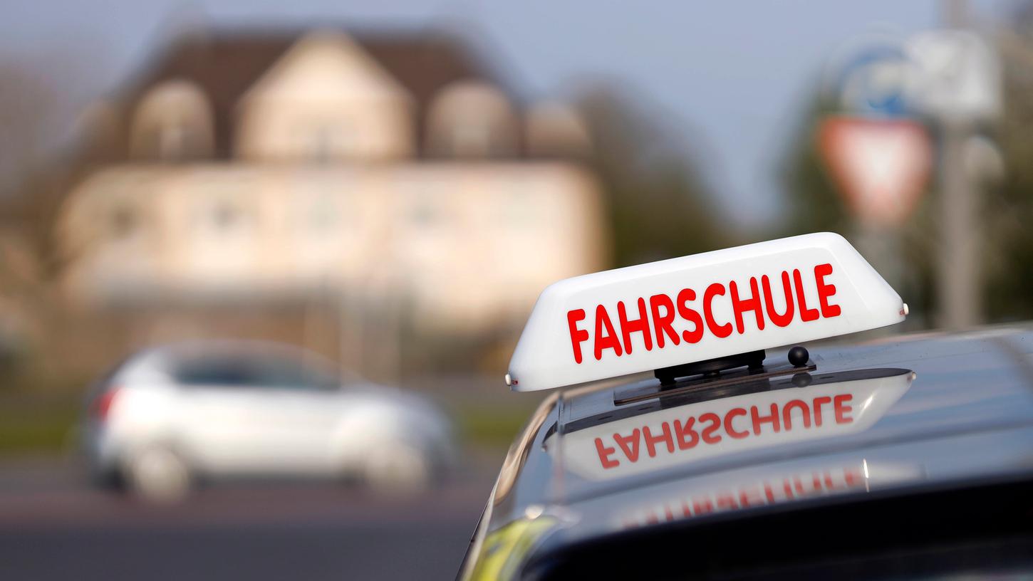 Während ihrer Führerscheinprüfung nahm eine 18-Jährige die Verfolgung auf. (Symbolbild)