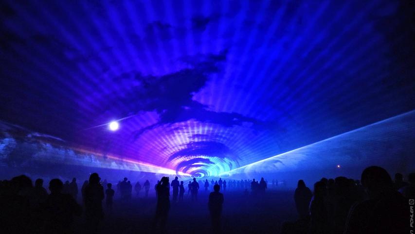 Die erste Lasershow in der Geschichte des Treuchtlinger Volksfests fand am Dienstagabend hinter dem Weinzelt statt.
