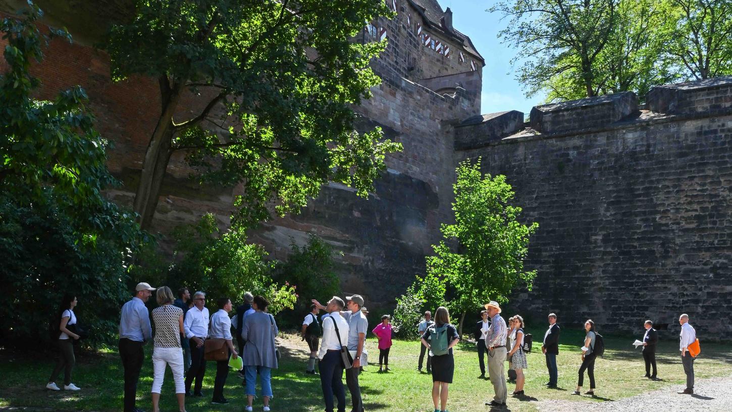 Ein Ortstermin mit der Jury der Gartenschau im Juli: Die Nürnberger Bewerbung hat das Gremium offenkundig überzeugt. Ein Ortstermin mit der Jury der Gartenschau im Juli: Die Nürnberger Bewerbung hat das Gremium offenkundig überzeugt.