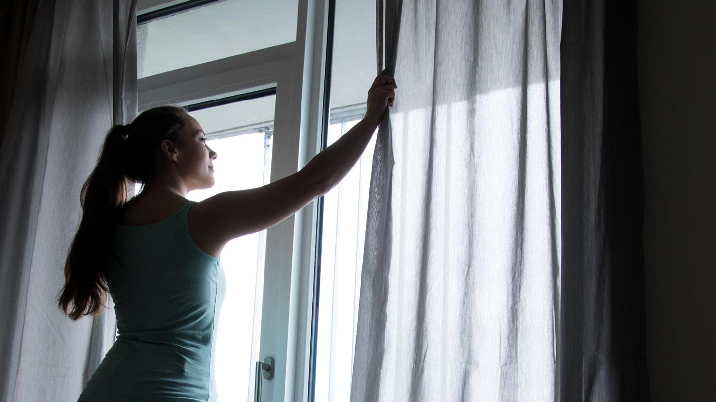 Alufolie am Fenster anbringen gegen Hitze: So funktioniert's