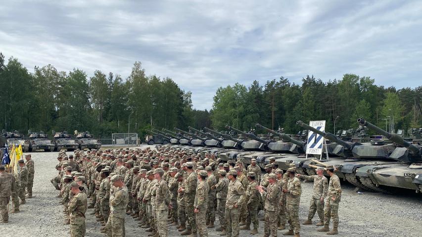Steinmeier dankte den Soldatinnen und Soldaten für ihren Einsatz im Rahmen der NATO.