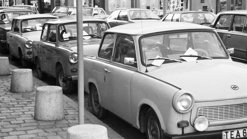 Ein ungewohnter Anblick: Unzählige DDR-Autos der Marke "Trabant" parkten in der Innenstadt. Nach der Grenzöffnung hatte das bayerische Innenministerium einen verkaufsoffenen Sonntag auch für Nürnberg genehmigt, der viele DDR-Bürger anlockte.