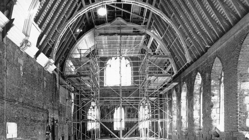 Der historische Rathaussaal mit seinem hohen Tonnengewölbe wurde grundlegend restauriert. Die Aufnahme stammt aus dem Jahr 1982.