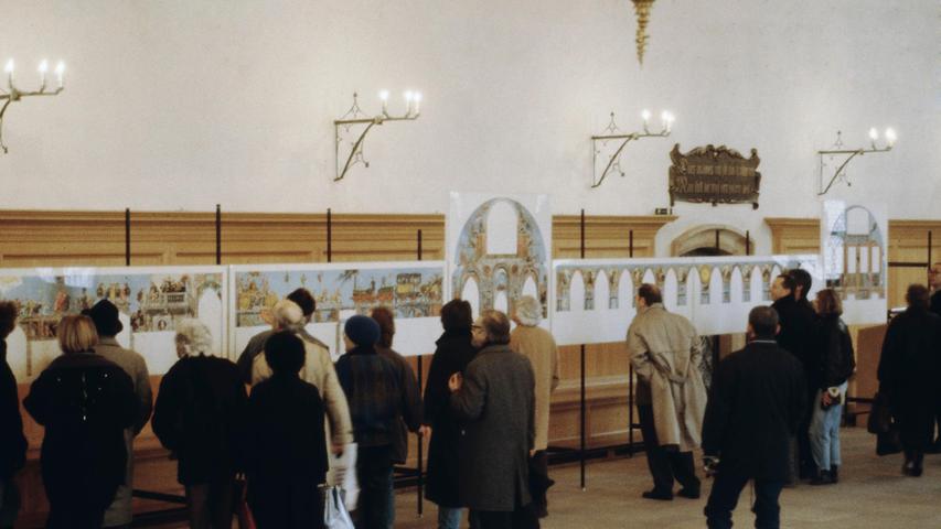 Interessierte konnten 1988 im historischen Rathaussaal Entwürfe von Michael Matthias Prechtl zur Neugestaltung des Raums anschauen. Nach herber Kritik zog der Künstler seine Arbeiten enttäuscht zurück.