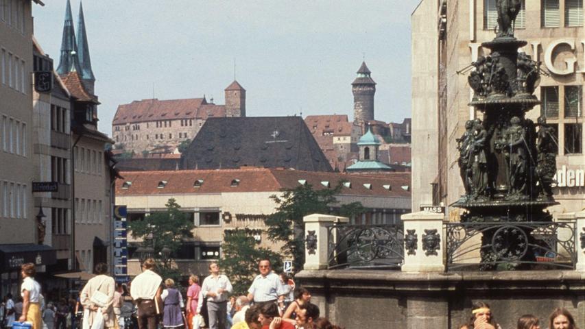 Ein häufiges Fotomotiv: der Tugendbrunnen - ein Original aus der Spätrenaissance von Benedikt Wurzelbauer. Er steht neben der Lorenzkirche, von hier geht der Blick über die Fußgängerzone hinweg zur Kaiserburg.