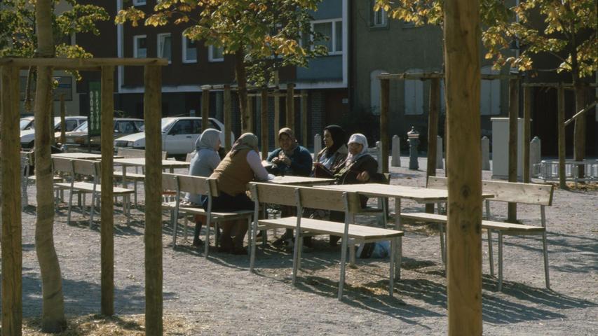 Plauderstunde am Jamnitzerplatz: In Gostenhof siedelten sich viele Neu-Nürnberger(innen)  aus der Türkei mit ihren Familien an.
