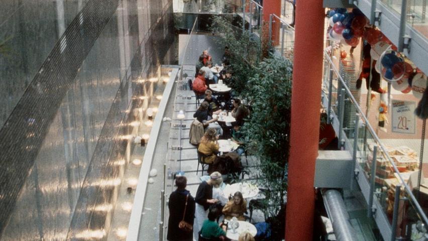 Die Nürnberger Gaststätte Amaranth im Maximum am Kornmarkt bot schon 1989 rein vegetarische Gerichte an.