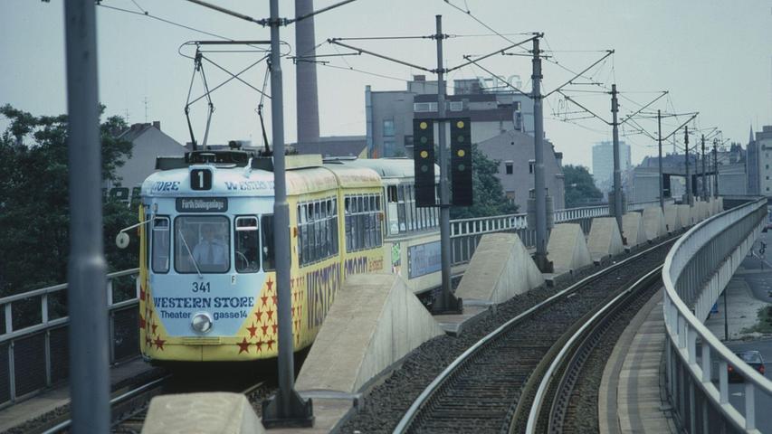 Die U-Bahn-Strecke nach Fürth verläuft teilweise nicht unterirdisch, sondern als Hochbahn. Die Aufnahme stammt von 1980. In den ersten Jahren nutzte noch die Straßenbahn die Trasse. 