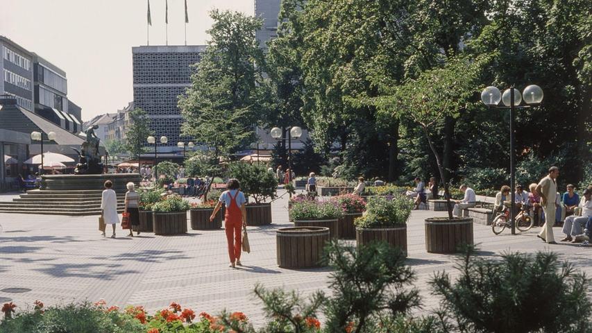 Im Zentrum der Südstadt liegt der Aufseßplatz mit dem 1895 gestifteten Nymphenbrunnen. In den 1980ern stand noch das Kaufhaus Horten mit seiner markanten Wabenfassade, es wurde mittlerweile abgebrochen.