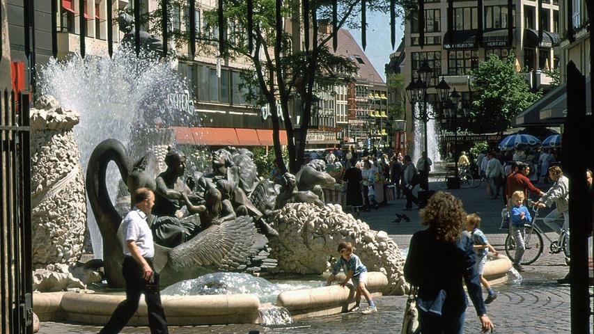 Der Hans Sachs-Brunnen, besser bekannt als "Ehekarussell", wurde 1984 in der Fußgängerzone aufgebaut. Das Werk des Braunschweiger Bildhauers Jürgen Weber sorgte wegen seiner teilweise drastischen Darstellungen für hitzige Diskussionen.
