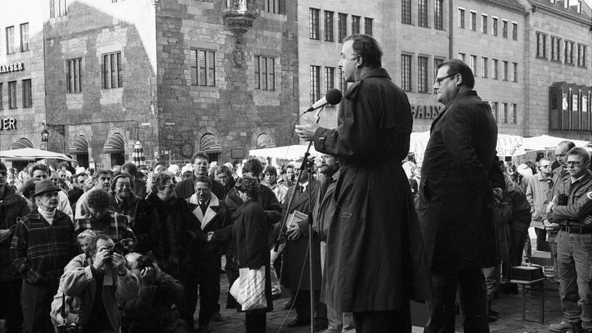 Nach der Grenzöffnung 1989 sprachen Nürnbergs Oberbürgermeister Peter Schönlein (links) und sein Amtskollege Horst Jäger aus der thüringischen Partnerstadt Gera bei einer Kundgebung vor der Lorenzkirche.