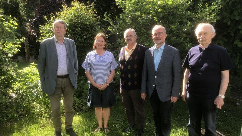 Werner Baum (2. V. re.) ist stellvertretender Vorsitzender der Landsmannschaft Schlesien in Bayern. Dr. Gotthard Schneider (mi.) wurde zum Ersten Vorsitzenden gewählt. Vors. Neben ihm stehen die Landesschatzmeisterin Christiane Biedermann und (li.) Landesschriftführer Paul Hansel. Rechts im Bild steht der Kuratoriumsvorsitzende der Stiftung Schlesien Bayern MMIX, Wilfried Schröter.
Werner Baum (2. V. re.) ist stellvertretender Vorsitzender der Landsmannschaft Schlesien in Bayern. Dr. Gotthard Schneider (mi.) wurde zum Ersten Vorsitzenden gewählt. Vors. Neben ihm stehen die Landesschatzmeisterin Christiane Biedermann und (li.) Landesschriftführer Paul Hansel. Rechts im Bild steht der Kuratoriumsvorsitzende der Stiftung Schlesien Bayern MMIX, Wilfried Schröter.