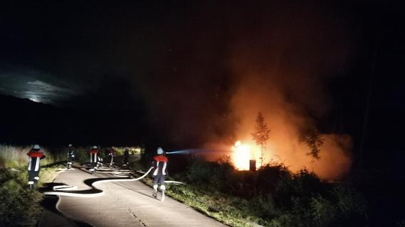 Sammenheim: Feuer griff nach kleiner Feier auf Bauwagen über