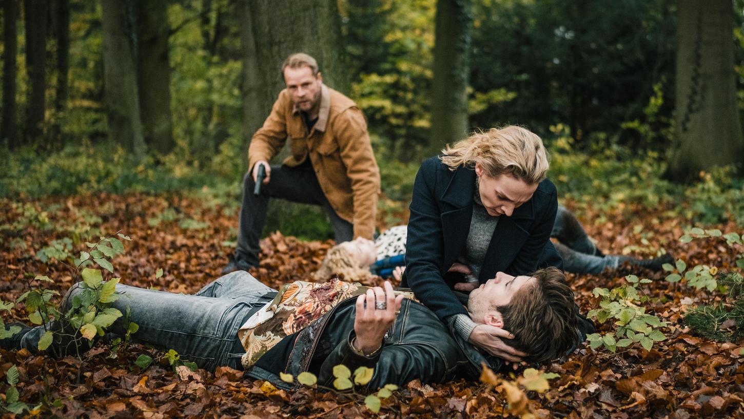 Hinnerk Schönemann (l-r) als Hauke Jacobs, Jana Klinge als Hannah Wagner und Slavko Popadic als Maik Lisek in einer Szene der ARD-Krimiserie "Nord bei Nordwest - Conny und Maik". Hinnerk Schönemann (l-r) als Hauke Jacobs, Jana Klinge als Hannah Wagner und Slavko Popadic als Maik Lisek in einer Szene der ARD-Krimiserie "Nord bei Nordwest - Conny und Maik".