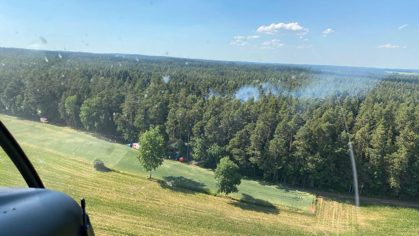 Wegen der großen Trockenheit wird die Region am Wochenende wieder aus der Luft beobachtet. So sollen Waldbrände - wie hier  ein Feuer bei Tiefenlesau - möglichst frühzeitig entdeckt und bekämpft werden.