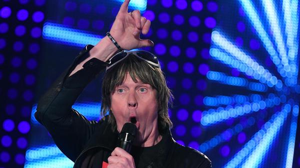 Die Liste anzüglicher Songs von Mickie Krause ist lang - Zehn nackte Frisösen, Sie hatte nur noch Schuhe an, Nichts reimt sich auf Uschi, Biste Braun, kriegste Fraun etc. Weiteres Beispiel: Geh mal Bier holn: Samstagabend Sportschau wie immer freut er sich darauf Doch dann kommt seine Olle rein und er meint pass mal auf Geh mal Bier holen Du wirst schon wieder hässlich Ein Zwei Bier und du bist wieder schön Geh mal Bier holen Denn ich mein Das du hässlich bist das muss ja nicht sein.