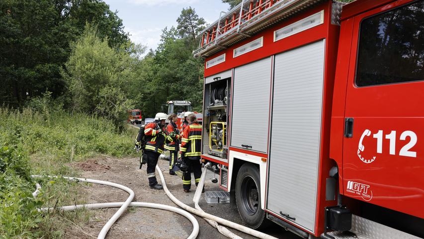 Einsatzkräfte mehrere Feuerwehren waren vor Ort am Einsatz. Die Berufsfeuerwehr Fürth war mit einem Tanklöschfahrzeug vor Ort. Die Einsatzkräfte brachten das Feuer zügig unter Kontrolle. 
