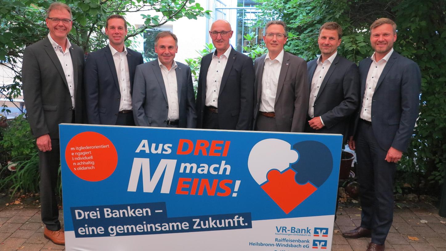 Sie wollen ab 2023 eng zusammenarbeiten und die Spitze der fusionierten Genossenschaftsbank bilden, von links: Bernd Großmann (VR-Bank Feuchtwangen-Dinkelsbühl), Markus Schröppel (Raiffeisenbank Heilsbronn-Windsbach), Gerhard Mayer und Wilfried Wiedemann (beide Raiffeisenbank Weißenburg-Gunzenhausen), Martin Käßer (Raiffeisenbank Heilsbronn-Windsbach) und Markus Kober (VR-Bank Feuchtwangen-Dinkelsbühl).