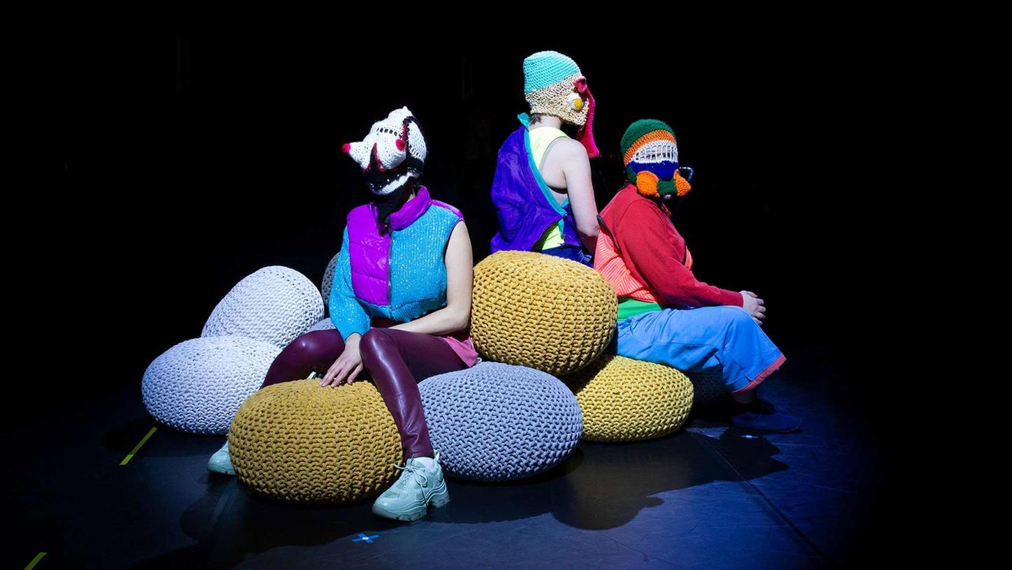 In dem Beitrag "The Revolution Will (Not) Be Performed", einem Hybrid aus Installation und Performance, wird beim Festival "Trigger" gemeinsam der Aufstand geprobt.
In dem Beitrag "The Revolution Will (Not) Be Performed", einem Hybrid aus Installation und Performance, wird beim Festival "Trigger" gemeinsam der Aufstand geprobt.