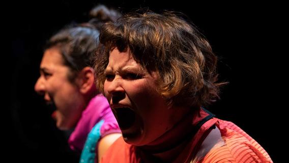 Szene aus der Performance "Revolution will not be performed" - zu sehen beim ersten "Trigger"-Festival im September 2022 im Z-Bau.
Szene aus der Performance "Revolution will not be performed" - zu sehen beim ersten "Trigger"-Festival im September 2022 im Z-Bau.