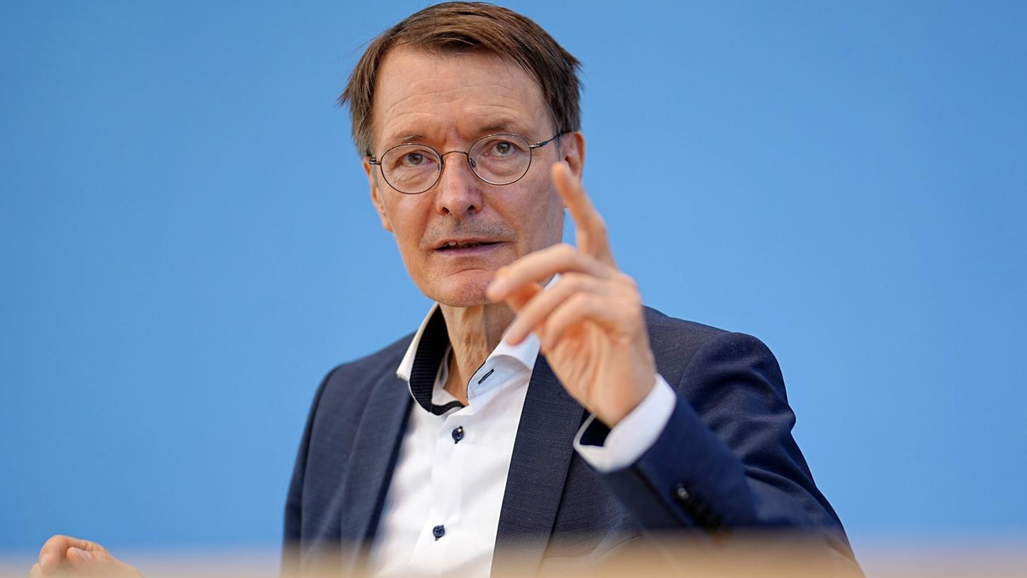 Die Impfentscheidung sei immer eine Entscheidung zwischen Hausarzt und Betroffenen, sagt SPD-Gesundheitsminister Lauterbach. Die Impfentscheidung sei immer eine Entscheidung zwischen Hausarzt und Betroffenen, sagt SPD-Gesundheitsminister Lauterbach.