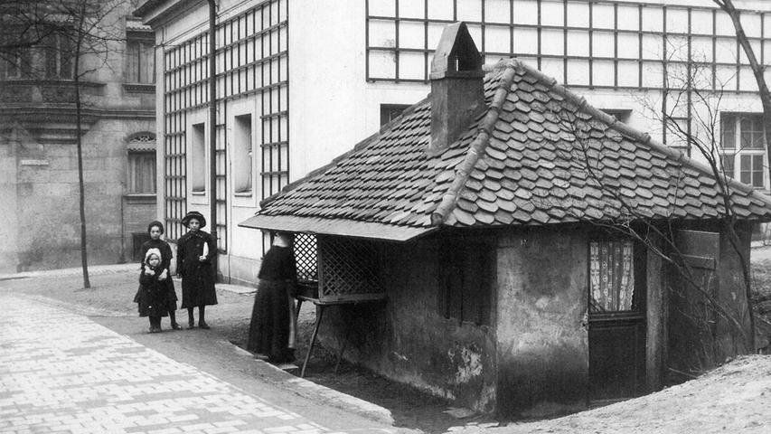 Diese Aufnahme der Zeit um 1914 zeigt das alte Hexenhäusle und das nagelneue Trafohäuschen, inklusive Rankhilfe für die Fassadenbegrünung, Seit an Seit. 