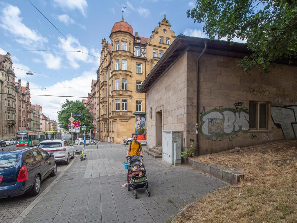Heute sind von den Bauten von 1914 nur das umgebaute Trafohaus und der Mietspalast Bucher Straße 10 im Hintergrund erhalten.