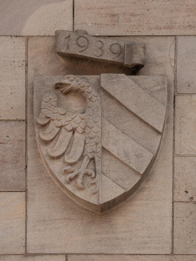 An der Westfassade der umgebauten Trafostation ließ die Stadt das Kleine Nürnberger Wappen und das Jahr der Baumaßnahme in einem Reliefstein verewigen.
