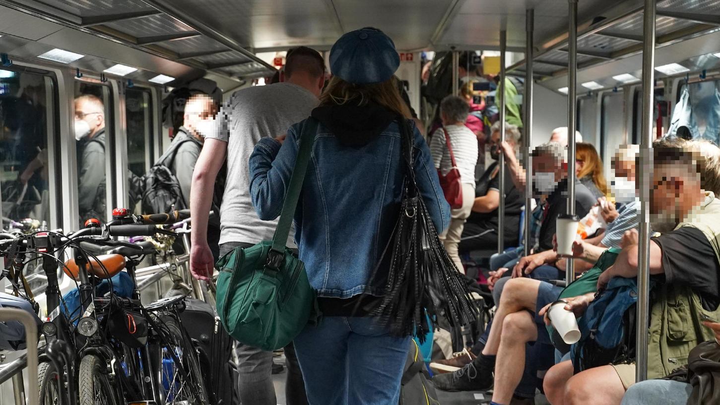 In einem Zug-Abteil wurde ein Erlanger Student von einem anderen Mitreisenden rassistisch und homophob beleidigt. (Symbolbild) 