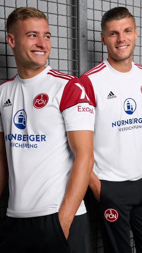 Auch wenn die beiden Mannschaften nächste Saison in der Liga nicht mehr aufeinander treffen, haben sich der 1. FC Nürnberg und Schalke 04 für ihre Auswärtstrikots etwas besonderes einfallen lassen: Unter dem Motto "Ein Band für alle Zeiten" stellten die Vereine ihr Design im Partnerlook vor.