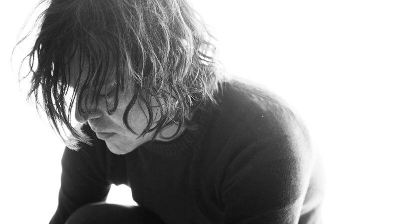 Alex Henry Foster ist ein kanadischer Musiker, Singer-Songwriter, Autor, Produzent und Komponist, bekannt als Frontmann der Juno Awards-nominierten Post-Rock / Noise Band "Your Favorite Enemies (YFE)". Mit seiner Band "the long shadows” kreiert er auf der Bühne intensive und brachiale Soundwelten in Kombination mit tiefgehenden Texten, die jeden in ihren Bann ziehen. Foster ist nicht nur ein ausdrucksstarker Performer, sondern auch ein leidenschaftlicher Menschenrechtsverteidiger. In den letzten zehn Jahren war er sehr aktiv und setzte sich mit Rassismus, der Verbreitung von Straßenbanden – unter denen er seine Teenagerzeit verbrachte –, dem Wiederaufleben von Populismus und Identitätsextremismus auseinander. Gemeinsam mit dem Bandkollegen Jeff Beaulieu ist er Eigentümer des angesehenen Labels "Hopeful Tragedy Records" und Mitbegründer des "Upper Room Studio”. 2018 veröffentlichte Alex Henry Foster sein erstes Solo-Musikprojekt. In der ersten Woche nach dem Release landete es bereits auf Platz 3 der kanadischen Billboard Charts, direkt hinter Muse und Imagine Dragons. Über 15.000 Alben wurden bereits verkauft und so hielt sich "Windows in the Sky” später mehrere Wochen sogar auf Platz 1 der Charts. Alex Henry Foster ist ein kanadischer Musiker, Singer-Songwriter, Autor, Produzent und Komponist, bekannt als Frontmann der Juno Awards-nominierten Post-Rock / Noise Band "Your Favorite Enemies (YFE)". Mit seiner Band "the long shadows” kreiert er auf der Bühne intensive und brachiale Soundwelten in Kombination mit tiefgehenden Texten, die jeden in ihren Bann ziehen. Foster ist nicht nur ein ausdrucksstarker Performer, sondern auch ein leidenschaftlicher Menschenrechtsverteidiger. In den letzten zehn Jahren war er sehr aktiv und setzte sich mit Rassismus, der Verbreitung von Straßenbanden – unter denen er seine Teenagerzeit verbrachte –, dem Wiederaufleben von Populismus und Identitätsextremismus auseinander. Gemeinsam mit dem Bandkollegen Jeff Beaulieu ist er Eigentümer des angesehenen Labels "Hopeful Tragedy Records" und Mitbegründer des "Upper Room Studio”. 2018 veröffentlichte Alex Henry Foster sein erstes Solo-Musikprojekt. In der ersten Woche nach dem Release landete es bereits auf Platz 3 der kanadischen Billboard Charts, direkt hinter Muse und Imagine Dragons. Über 15.000 Alben wurden bereits verkauft und so hielt sich "Windows in the Sky” später mehrere Wochen sogar auf Platz 1 der Charts.