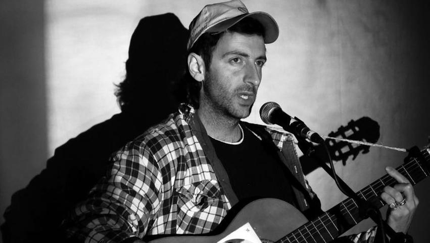 James P Honey hielt Adrian Orange (aka Thanksgiving) lange für den besten Songwriter. Seit er aber festgestellt hat, dass Adrian tatsächlich ungefähr genauso alt ist wie er selbst, findet er ihn nicht mehr so gut. James P Honey ist im Sound ähnlich wie Bill Callahan, seine Musik ist verschlungen mit Klängen wie von Bonnie Prince Billy aber dabei aufgeladen mit einem großartigen britischen Akzent. Er spielt grinsend traurige Songs auf seiner klassischen Gitarre und blinzelt euch dabei zu. Bald wird er endlos berühmt sein - oder eben schon jetzt eine Legende. James P Honey hielt Adrian Orange (aka Thanksgiving) lange für den besten Songwriter. Seit er aber festgestellt hat, dass Adrian tatsächlich ungefähr genauso alt ist wie er selbst, findet er ihn nicht mehr so gut. James P Honey ist im Sound ähnlich wie Bill Callahan, seine Musik ist verschlungen mit Klängen wie von Bonnie Prince Billy aber dabei aufgeladen mit einem großartigen britischen Akzent. Er spielt grinsend traurige Songs auf seiner klassischen Gitarre und blinzelt euch dabei zu. Bald wird er endlos berühmt sein - oder eben schon jetzt eine Legende.